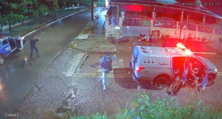 VÍDEO: Dupla é presa após colidir em viatura da PM durante perseguição na zona leste