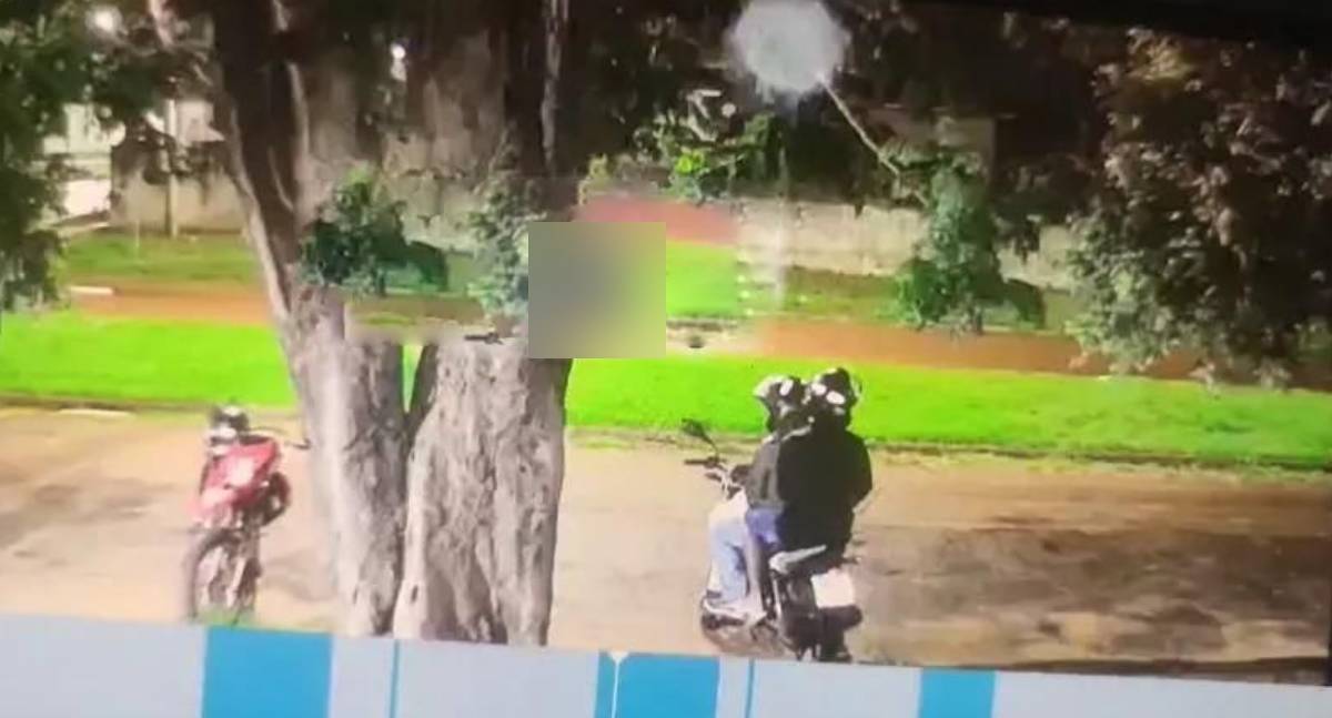 Dupla em moto branca furta motocicleta na avenida Recife