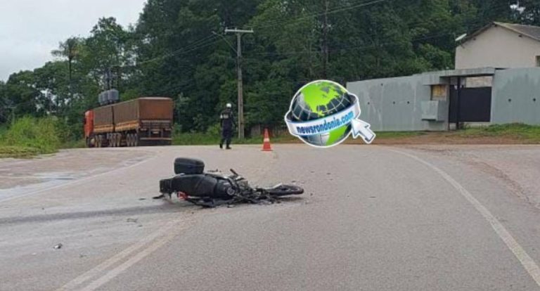 Entregador escapa de morte após moto ser esmagada por carreta