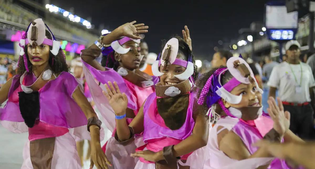 Escolas mirins ganham mais espaço nos ensaios da Sapucaí