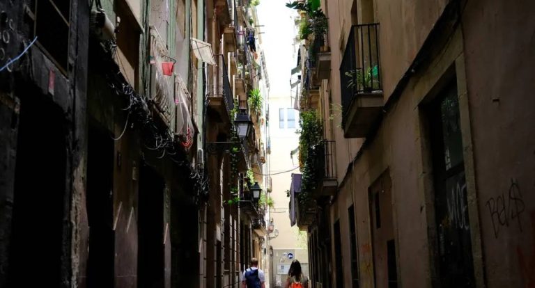 Espanha anuncia regularização de 500 mil imigrantes