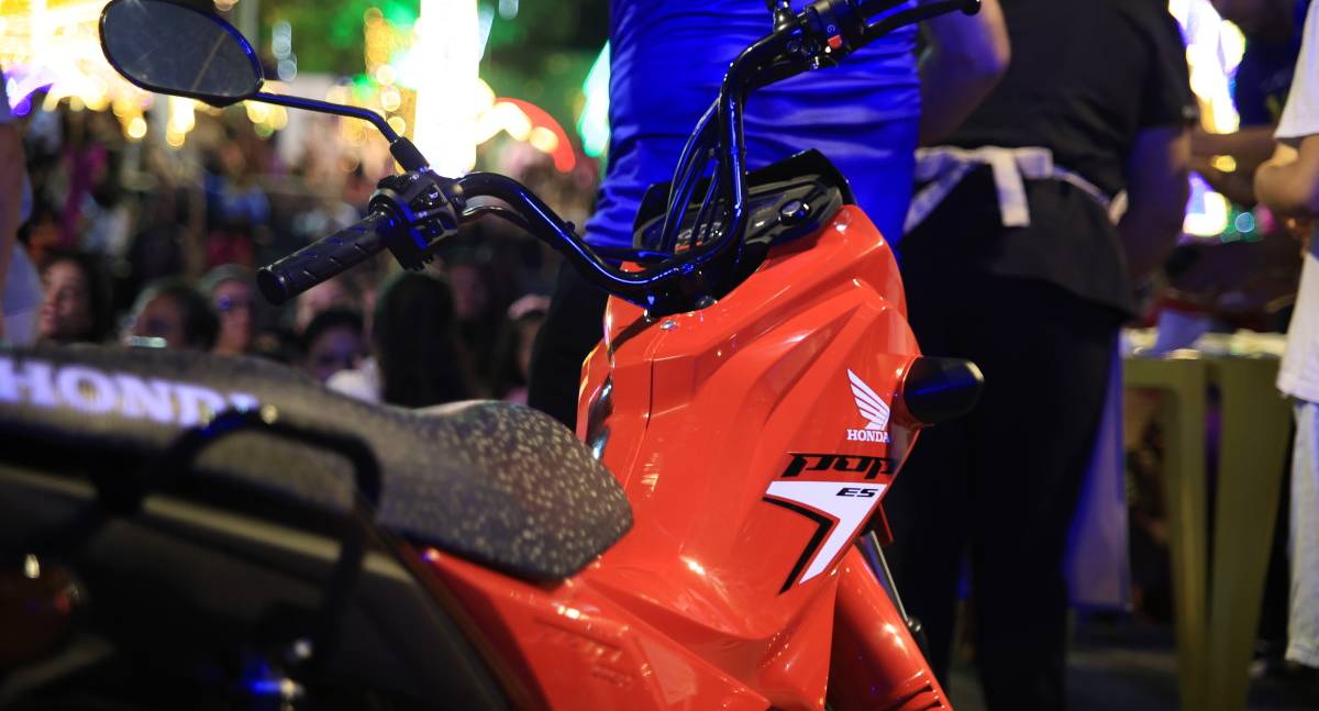 Estudante de 19 anos leva moto em sorteio de encerramento do Natal Luz