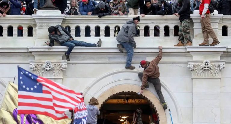 EUA lançam site que reescreve versão da invasão ao Capitólio