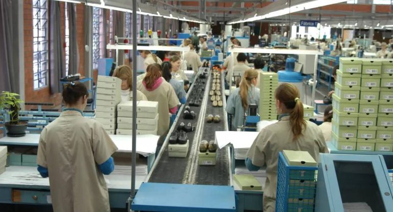 Faturamento da indústria sobe mas emprego cai pelo terceiro mês