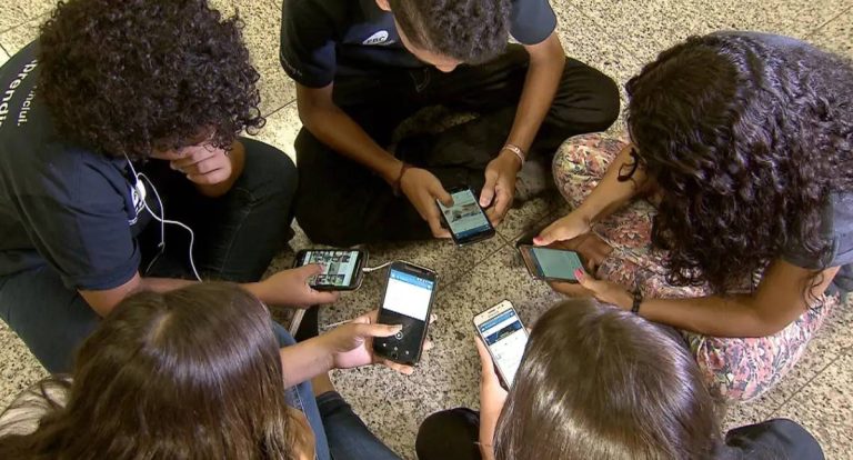 França aprova projeto que veta redes sociais para menores de 15 anos