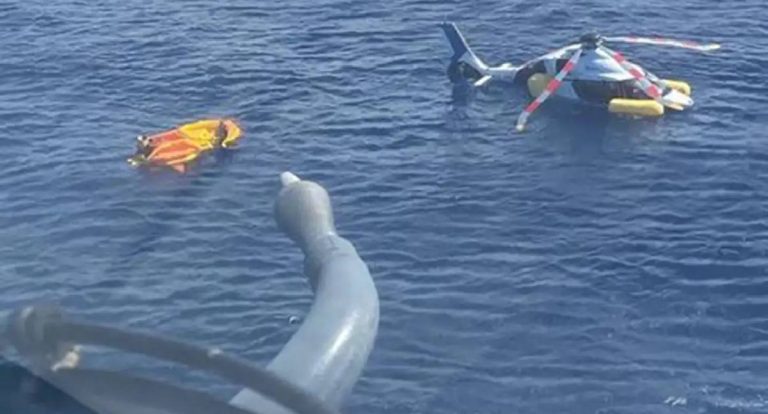 Helicóptero faz pouso forçado no mar em Cabo Frio