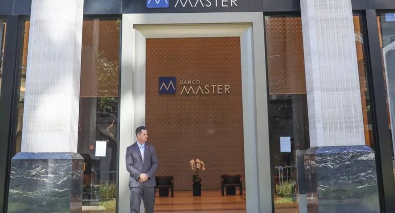 INSS bloqueia R$ 2 bilhões do Banco Master por suspeita de fraude