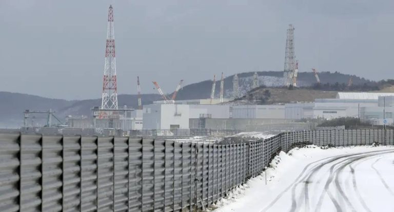 Japão suspende maior usina nuclear do mundo após alarme