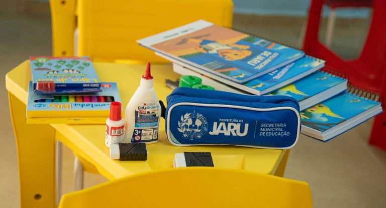 Jaru entrega kits escolares para mais de 5.500 alunos
