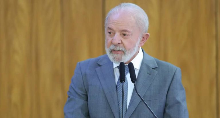 Lula participa de fórum econômico e visita canal no Panamá