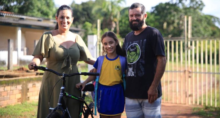 Mãe destaca avanço no aprendizado da filha e conquista de bicicleta