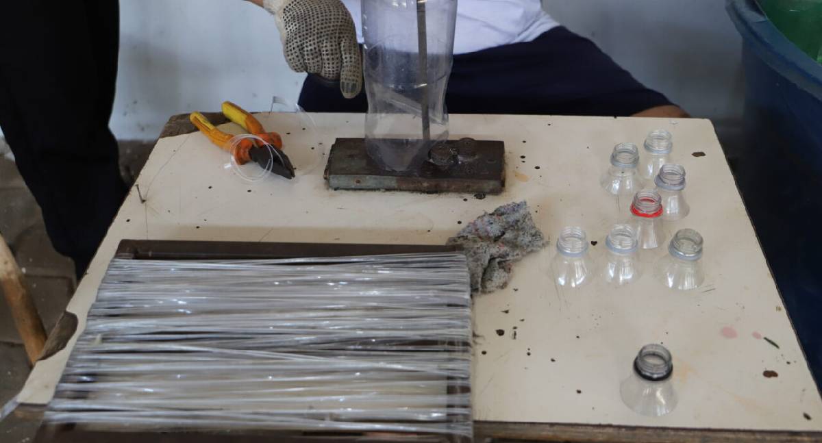 Mão de obra reeducanda produz vassouras recicláveis: ação avança em Porto Velho