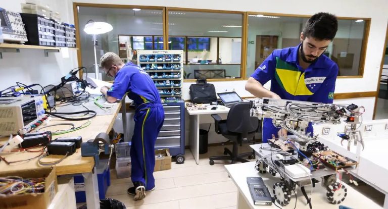 MEC regulamenta programa que amplia educação profissional