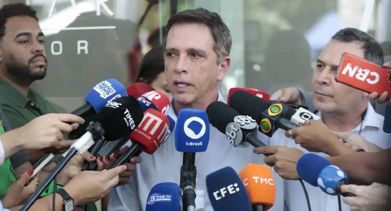 Médico confirma traumatismo craniano leve: Bolsonaro passa por exames