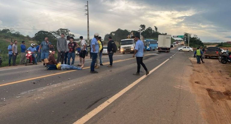 Motociclista fica em estado grave após colisão frontal e incêndio na BR 364