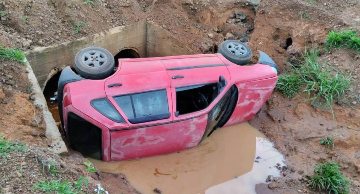 Motorista de 62 anos cai com veículo em valeta em Rondônia