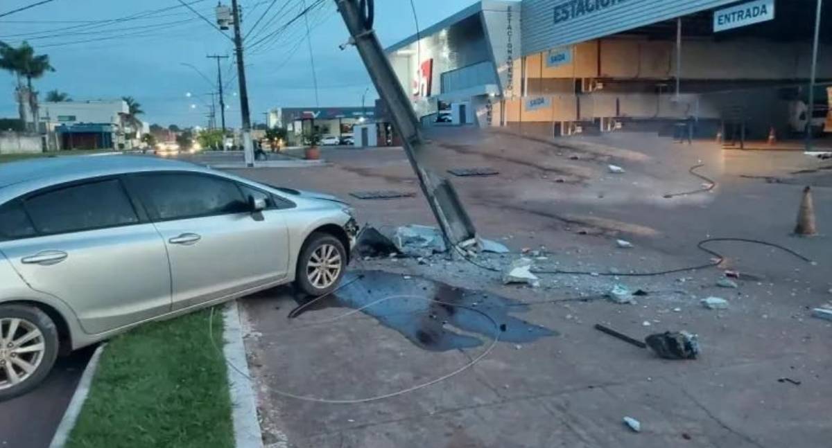 Motorista sem CNH bate em poste e corta energia em Rondônia