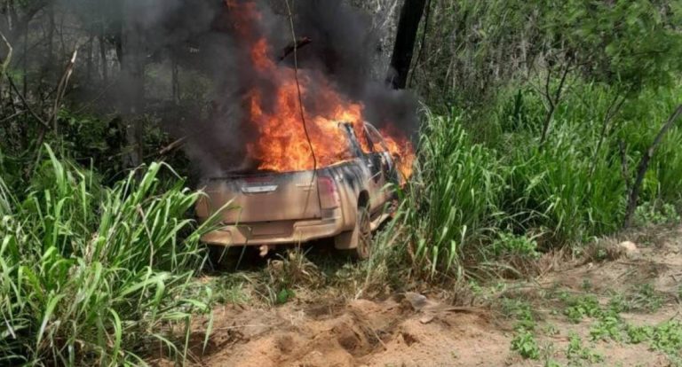 Motorista sobrevive após picape pegar fogo em acidente na BR 364