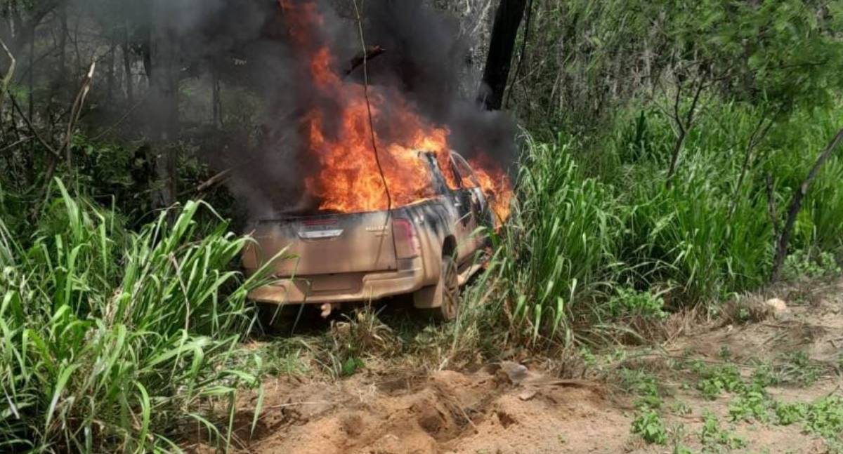 Motorista sobrevive após picape pegar fogo em acidente na BR 364