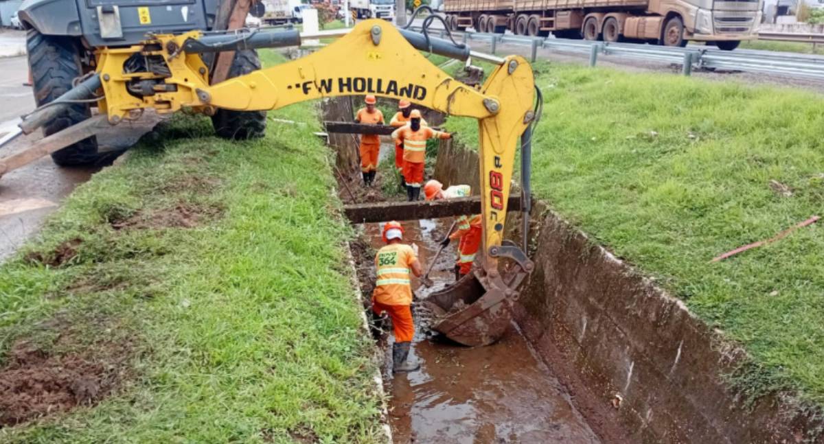 Nova 364 amplia limpeza de canais para evitar cheias em Cacoal