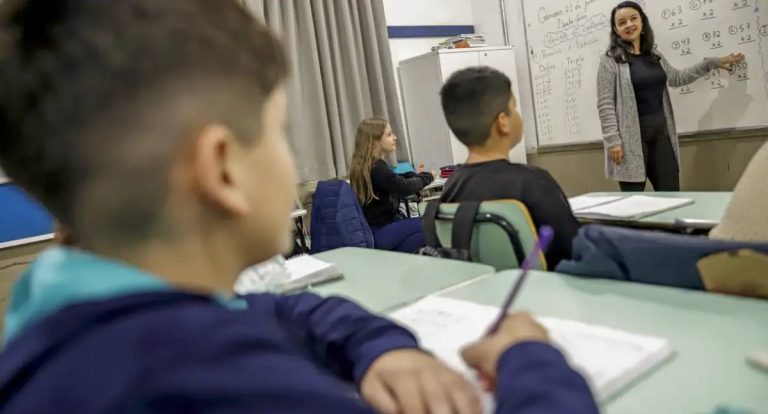 Novo piso do magistério gera impasse entre professores e prefeitos