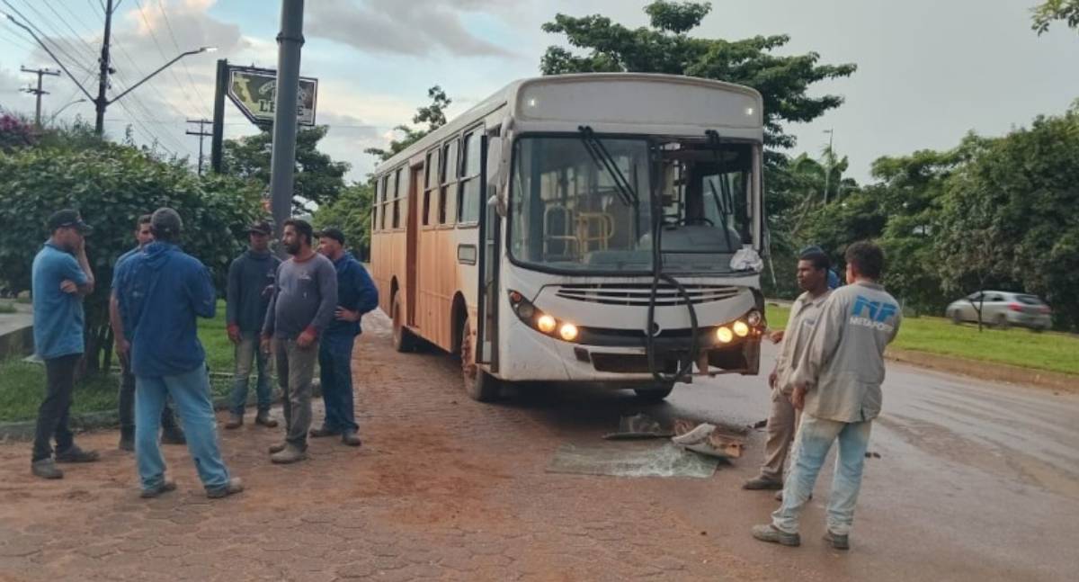 Ônibus com trabalhadores e carreta colidem na avenida JK