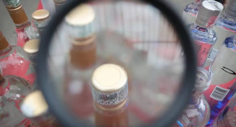 Operação contra falsificação de bebidas prende duas pessoas em SP