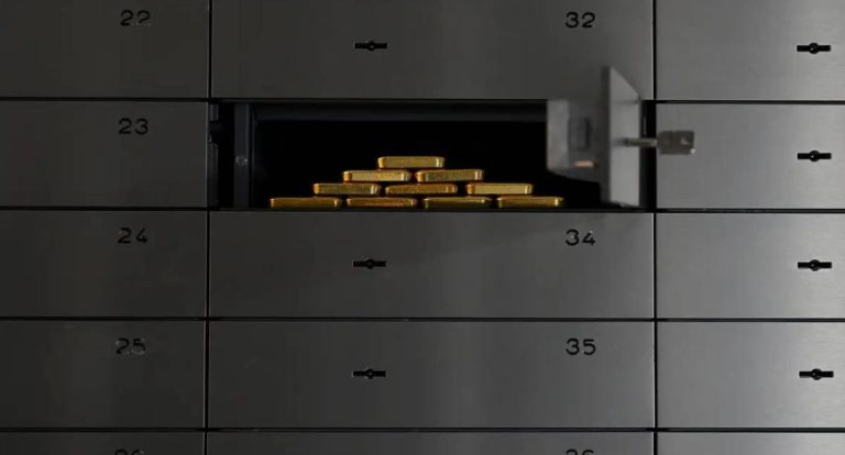 Ouro atinge recorde histórico e supera marca de US$ 5 mil