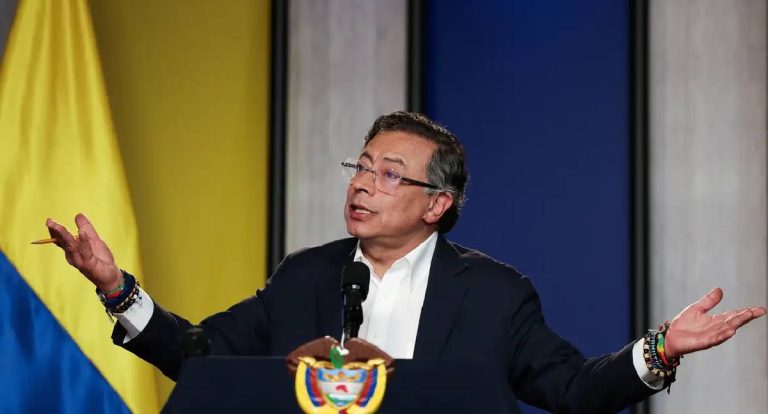 Petro afirma que pode pegar em armas para defender a Colômbia