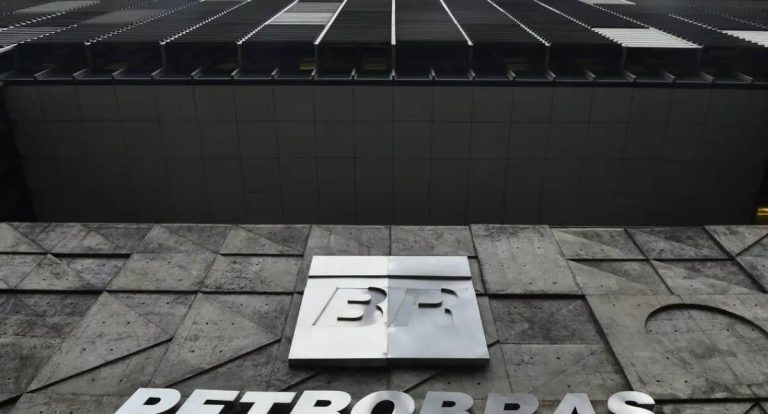 Petrobras anuncia redução de 5,2 por cento no preço da gasolina