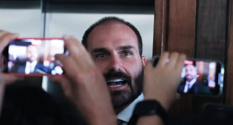 PF determina retorno imediato de Eduardo Bolsonaro à carreira de escrivão