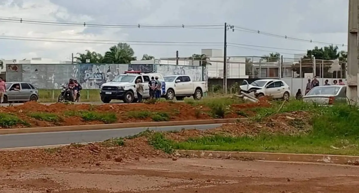 Picape atinge carro e foge sem prestar socorro em trecho da rodovia BR 174