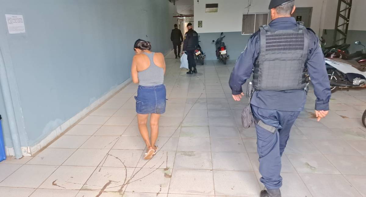 Polícia apreende adolescente e prende mãe por venda de bebidas e drogas