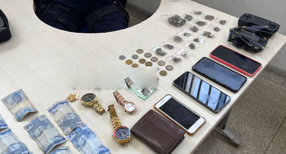 Polícia estoura ponto de tráfico e prende três no Bosques dos Ipês