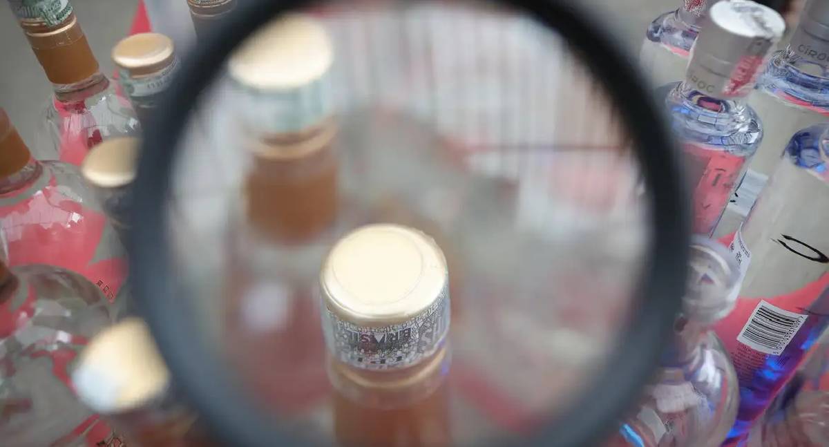 Polícia investiga adega suspeita de vender bebida adulterada em SP