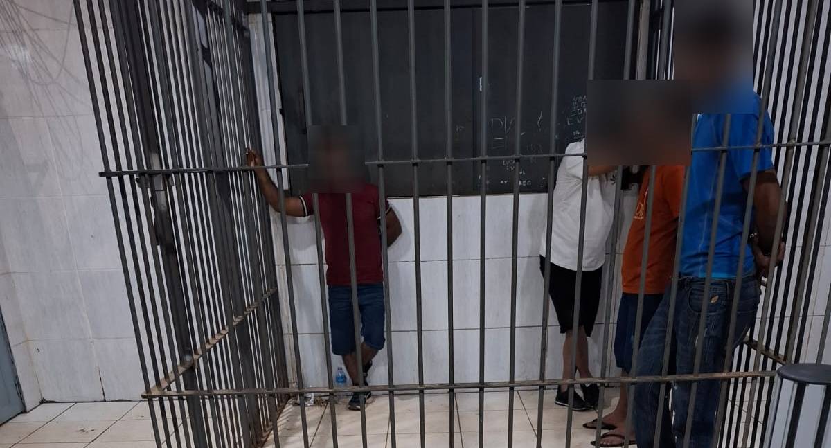 Policiais militares do 5º BPM prendem jovem por tráfico de drogas no bairro Mariana