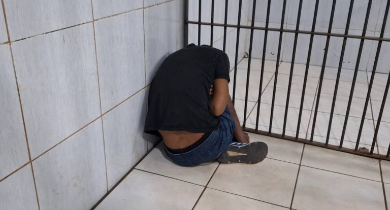 Policiais militares prendem homem após assalto a adolescentes