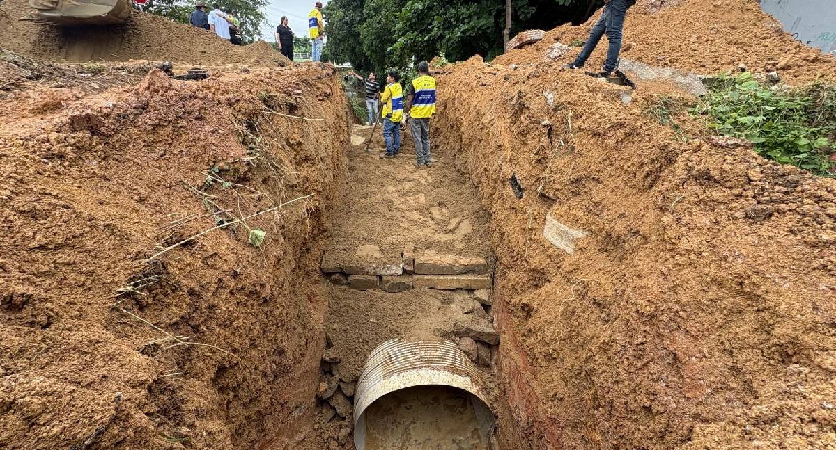 Prefeitura amplia vazão de canal na Rua Samoel Menezes