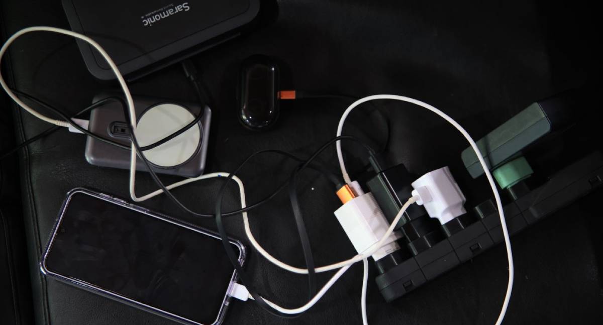 Prefeitura faz alerta sobre riscos do uso de celulares conectados à rede elétrica