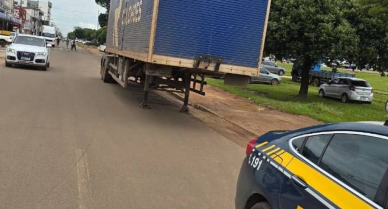 PRF guincha semirreboque deixado no centro de Vilhena