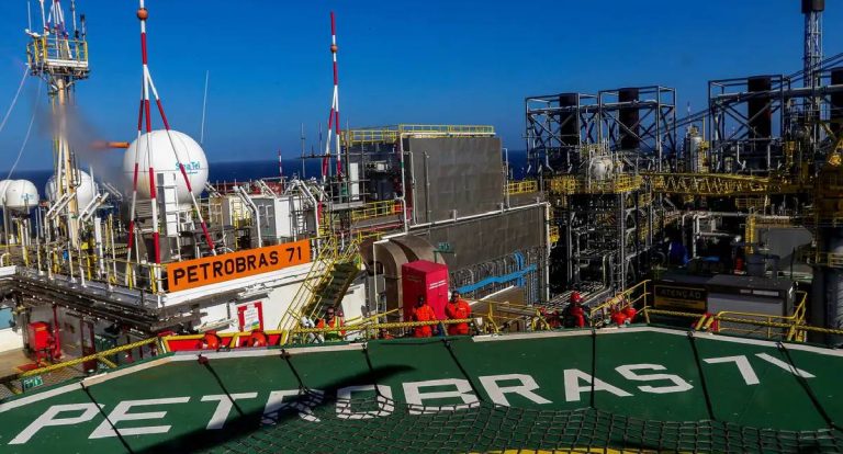 Produção de petróleo e gás alcança 4,9 milhões de barris em novembro