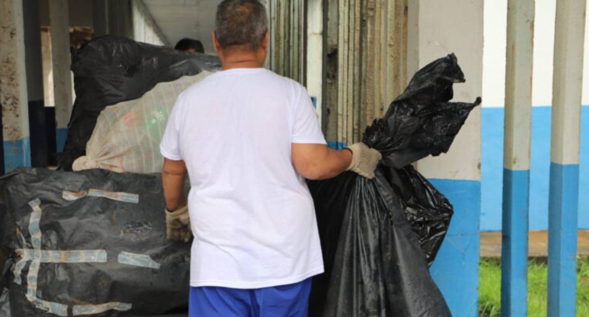 Projeto amplia coleta de garrafas PET para produção de vassouras por reeducandos em Porto Velho