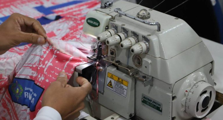 Projeto Pintando a Liberdade entrega uniformes esportivos ao Sport Club Genus