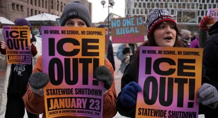 Protesto em Nova York pede impeachment de Donald Trump