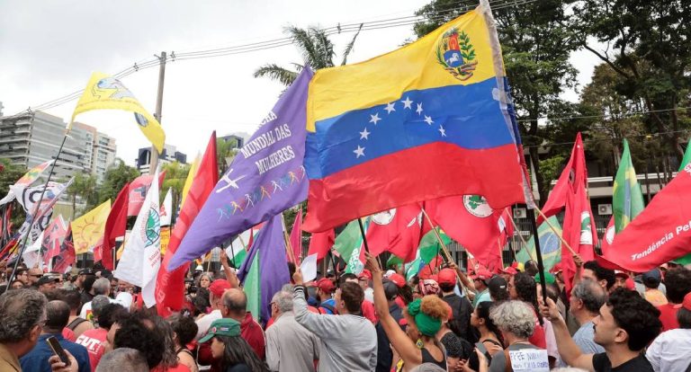 Protesto em SP pede libertação de Maduro e soberania da Venezuela