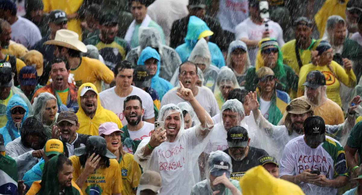 Raio atinge manifestantes durante ato político na Praça do Cruzeiro em Brasília