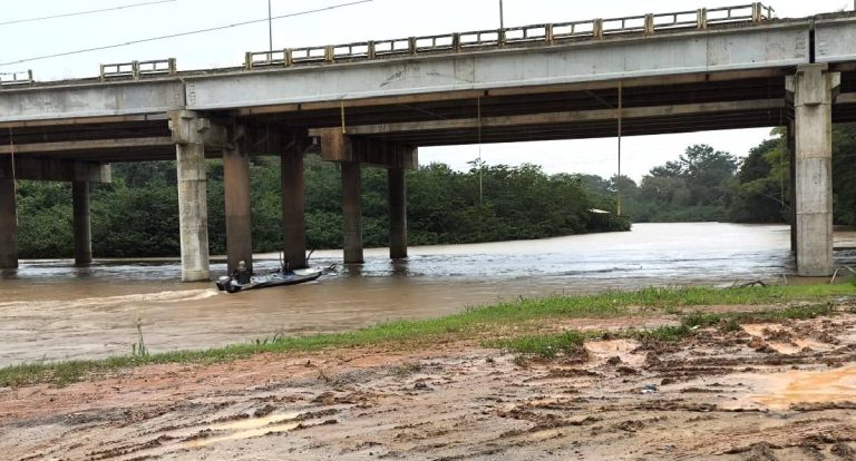 Rio Jaru sobe rapidamente: Defesa Civil emite alerta vermelho