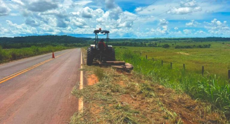 RO-391 e RO-133 recebem serviços de roçagem mecanizada para ampliar segurança viária