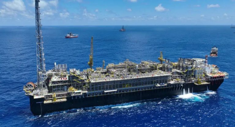 Saldo da balança comercial tem recorde em dezembro, mas superávit anual cai em 2025