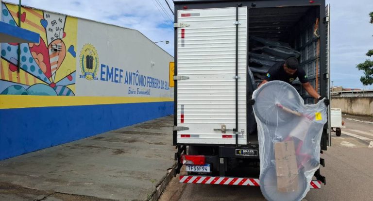 Semed entrega 145 bicicletas a alunos da Escola Antônio Ferreira